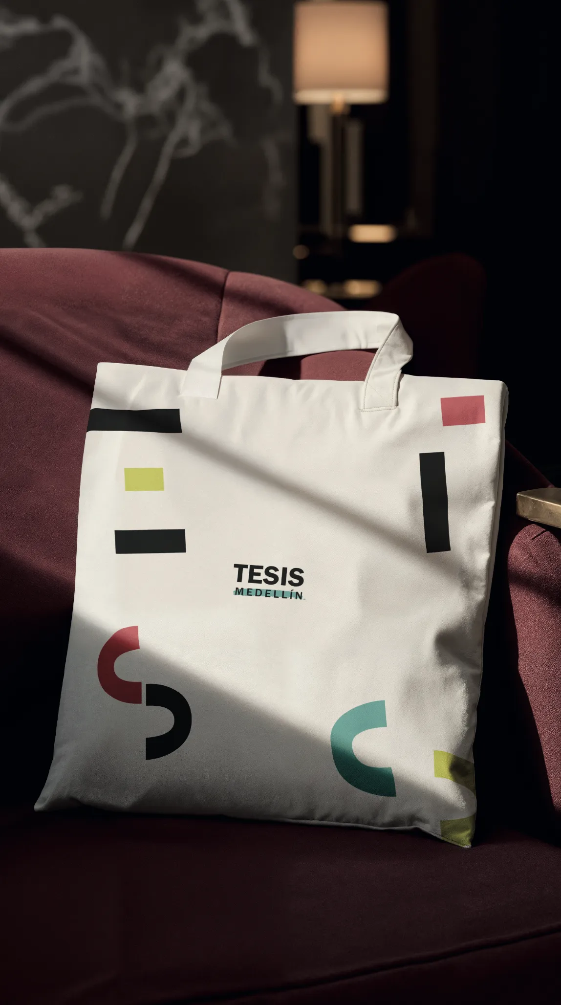 Tote with geometric marks